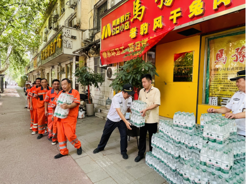 1_河南郑州：夏日关爱环卫工人  酷暑为其送清凉（最新）301