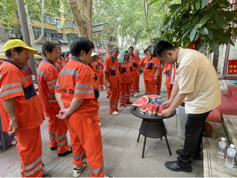 1_河南郑州：夏日关爱环卫工人  酷暑为其送清凉（最新）423