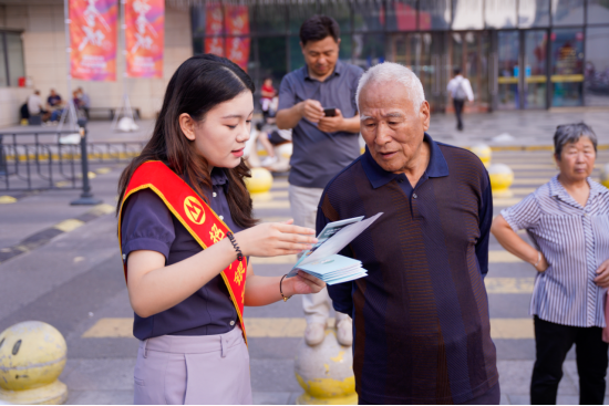 金融为民谱新篇  服务大众筑辉煌--招商银行郑州分行积极开展金融知识进商圈活动412